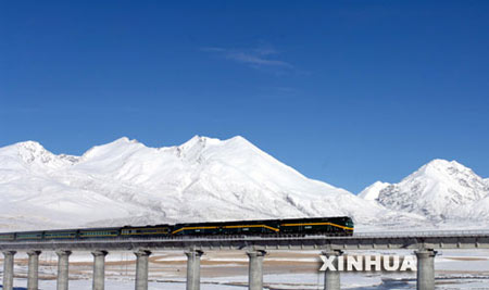 藏北高原连日降雪 青藏铁路成为雪域天路(图)