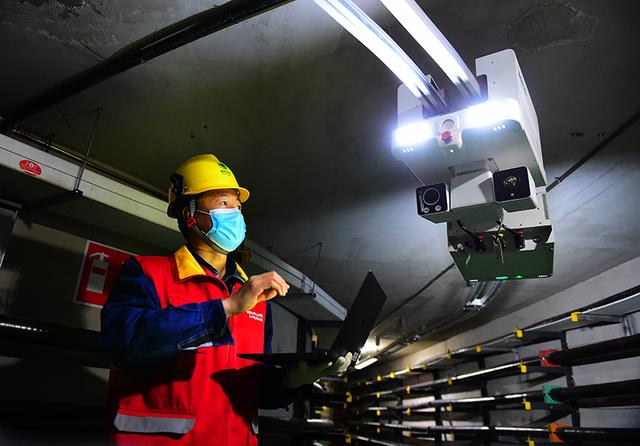 国网乌鲁木齐供电公司引入轨道智能巡检机器人，24小时工作。